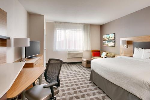 盐湖城TownePlace Suites by Marriott Salt Lake City Downtown的酒店客房配有一张床和一张带电脑的书桌