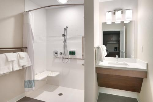 盐湖城TownePlace Suites by Marriott Salt Lake City Downtown的白色的浴室设有水槽和淋浴。