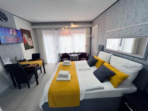 比苏姆Strandnest Büsum的一间卧室配有一张大床,提供黄色和蓝色的枕头