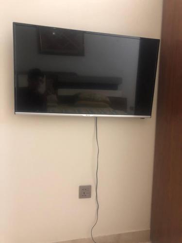卡拉奇Ayub House的挂在墙上的平面电视