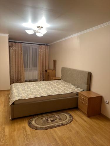 亚列姆切Садиба "Джерело"的一间卧室配有一张床和一个梳妆台