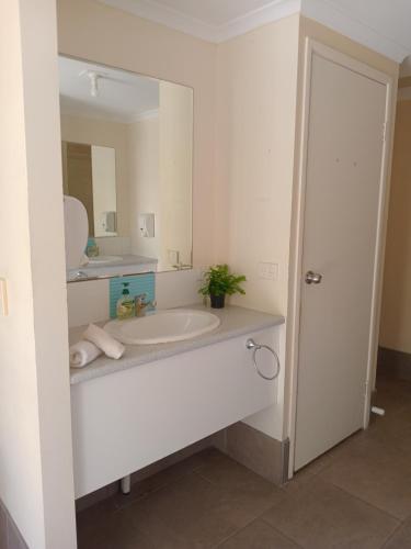 赫维湾赫维湾背包客酒店的白色的浴室设有水槽和镜子