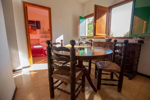 大加那利岛拉斯帕尔马斯Finca pajaritos的一间带木桌和椅子的用餐室