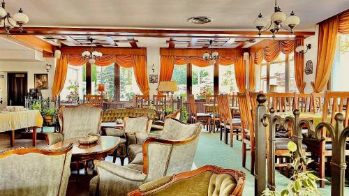 勒希纳里Pensiunea Mai的餐厅设有桌椅和窗户。