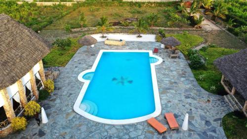 马林迪Coral Village的后院游泳池的顶部景色