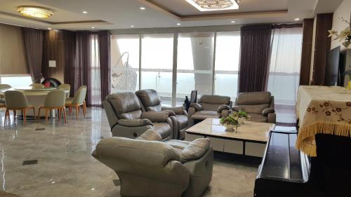 头顿Khách sạn San Hô Vũng Tàu (Coral Hotel)的带沙发、椅子和桌子的等候室