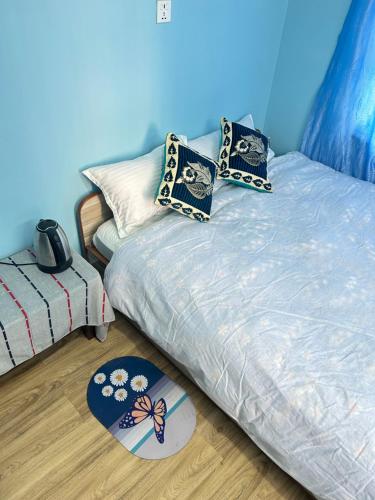 加德满都Sagarmatha View Homes的一间卧室配有带枕头和地毯的床