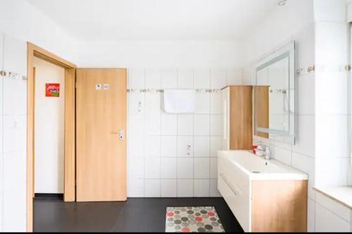 罗拉赫Günstiges Privatzimmer的一间带水槽、卫生间和镜子的浴室