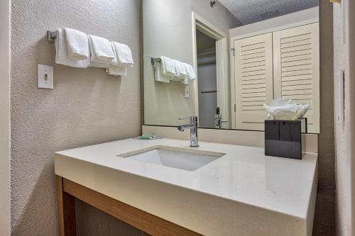 汉普顿汉普顿万怡酒店的一间带水槽和镜子的浴室