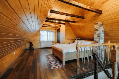 锡比乌Little Bear Lodge的卧室配有木制天花板上的床铺