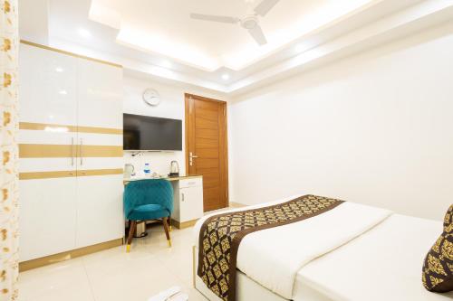 Hotel Krish - Near Medanta and Fortis Hospital Gurugram客房内的一张或多张床位