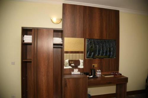 麦地那Roaa Al Andalus Hotel فندق رؤى الاندلس的一间设有木桌的客房