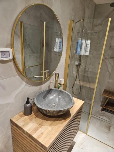埃拉特יחידת סאן סנטר באילת的一间带水槽和镜子的浴室