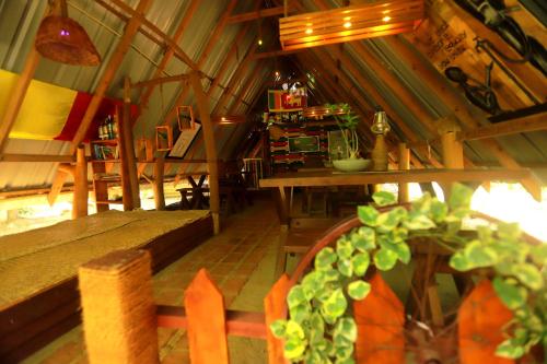 锡吉里亚Dinna Nature Hostel的阁楼间,配有桌子和盆栽植物