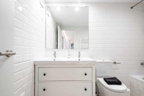 上阿兰Saboredo by SeaMount Rentals的白色的浴室设有水槽和卫生间。