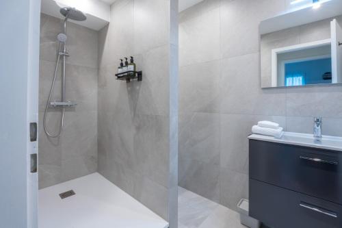 米卢斯LE N'ESPRESSO的带淋浴和盥洗盆的浴室