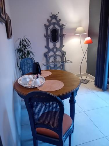 普罗万coté remparts的一张桌子,上面有两把椅子和一个盘子