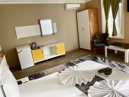伊斯坦布尔机场最佳酒店的一间带床和厨房的客厅