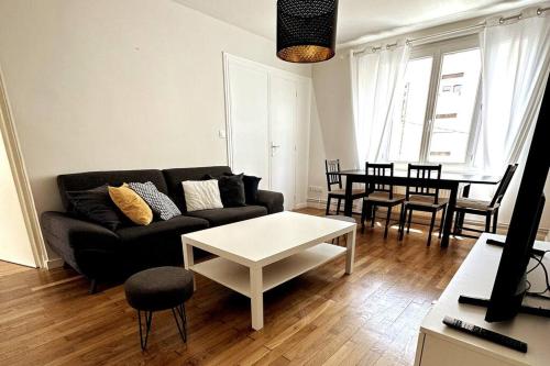 La MulatièreAppartement 6 places, 3 chambres的客厅配有沙发和桌子