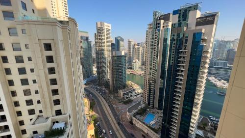 迪拜Prestige的享有城市和高楼的景色
