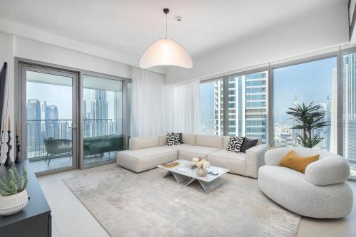 迪拜Stunning Views, Luxury Residence By Chi Living的客厅配有白色沙发和大窗户