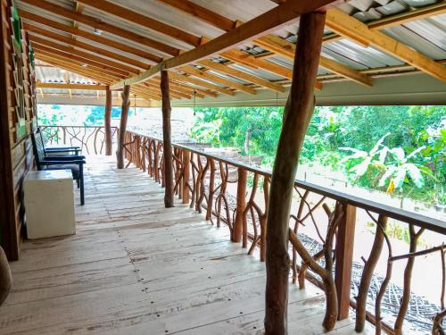 锡吉里亚Sigiriya Elegant Resort的空门廊,铺着木地板