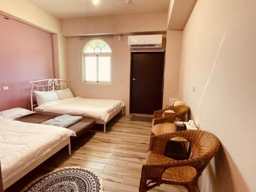 Lanyu兰屿IGANG文旅的小房间设有两张床和窗户