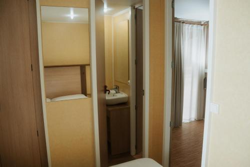 阿尔克萨尔Camping Alquézar的一间带水槽、卫生间和镜子的浴室