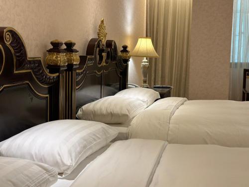台北北投馥悦温泉酒店的酒店客房的四张床位