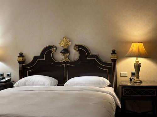 台北北投馥悦温泉酒店的一间卧室配有一张带两个白色枕头的大床