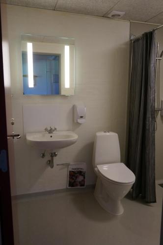 维堡斯巴10汽车旅馆的一间带卫生间、水槽和镜子的浴室