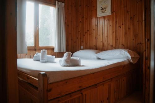 阿尔克萨尔Camping Alquézar的一间卧室配有带白色床单和枕头的床。