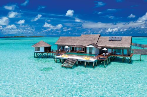 南马累环礁OZEN LIFE MAADHOO - Luxury All Inclusive的海滩上水中的房子