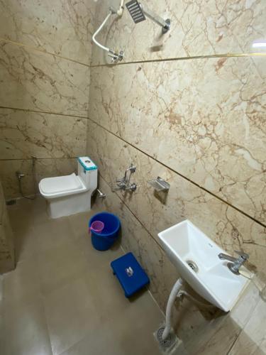 乌贾因Shree Govindam Guest House的一间带水槽和卫生间的浴室