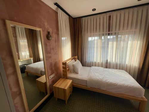 伊斯坦布尔BKM Hostel的酒店客房,配有床和镜子