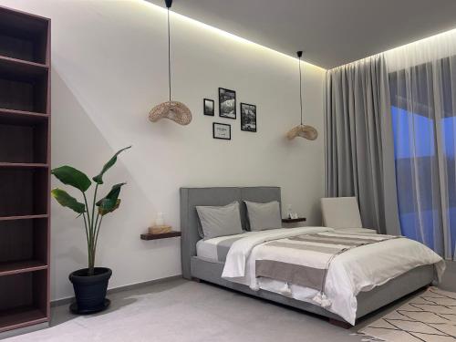 马拉喀什Villa ISSA的一间卧室配有一张床和盆栽植物