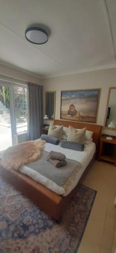 Beach ViewBeachview Guest Suites Port Elizabeth的一间卧室,卧室内配有一张大床