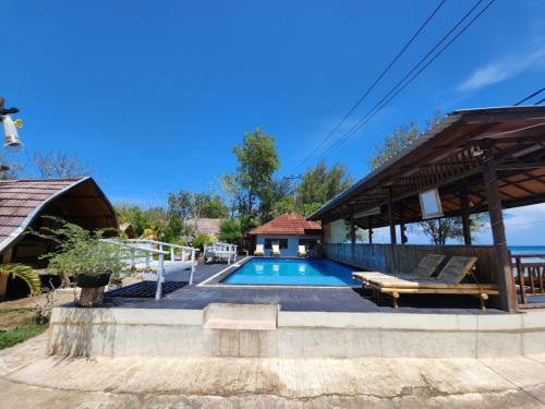 吉利阿尔Gusung Indah Bungalow Gili Air的一个带游泳池和凉亭的房子