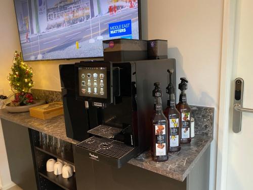 哥本哈根CPH Like Home的咖啡壶和装有瓶装酒精的柜台