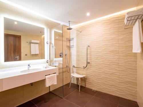 圣保罗湾城DoubleTree by Hilton Malta的一间带水槽和淋浴的浴室