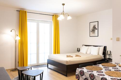 什切尔克Molonówka Guest House的配有黄色窗帘的客房内的两张床
