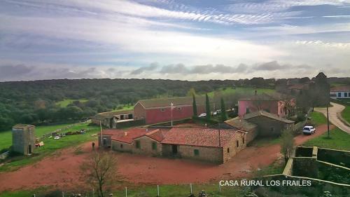 Complejo Rural Dehesa de Ituero的田野中旧房子的空中景观
