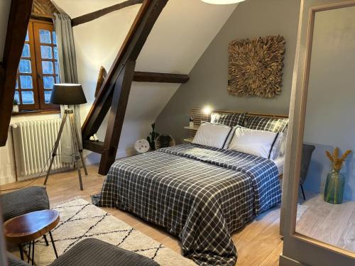 塔罗讷河畔绍蒙chambre à la campagne的一间卧室配有一张带 ⁇ 子毯子的床