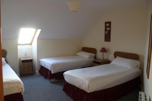 邓莫尔东Dunmore East Holiday and Golf Resort Apartments的酒店客房设有两张床和窗户。