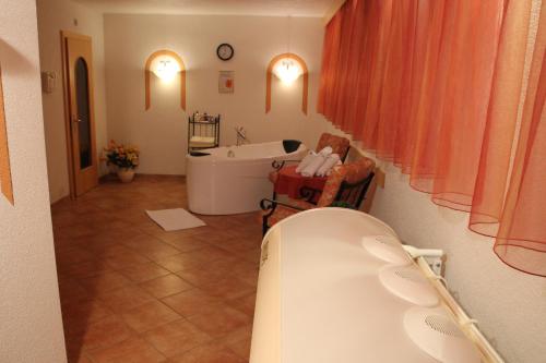 奥布施泰希格林贝格度假屋的带浴缸和浴缸的浴室。