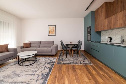 普里什蒂纳Emery Apartments的客厅配有沙发和桌子