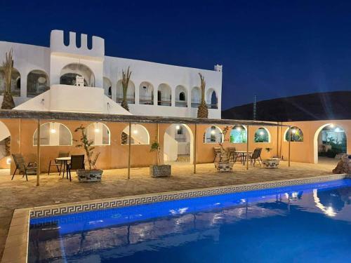 加尔达亚La Villa Tezribt的一座晚上设有游泳池的房子