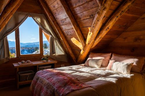 Lago FutalaufquenPueblo Alto Lodge的一间设有床铺的卧室,位于带窗户的房间内