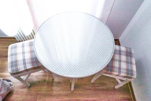 DärligenFamily room by Interlaken Parking的客房内的一张白色桌子和两把椅子