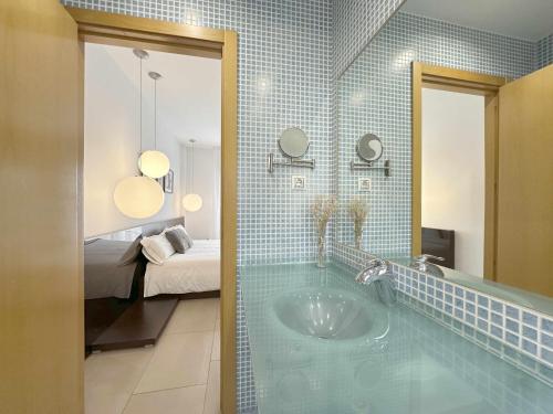 阿维拉Casa Jimena的带浴缸、床和镜子的浴室